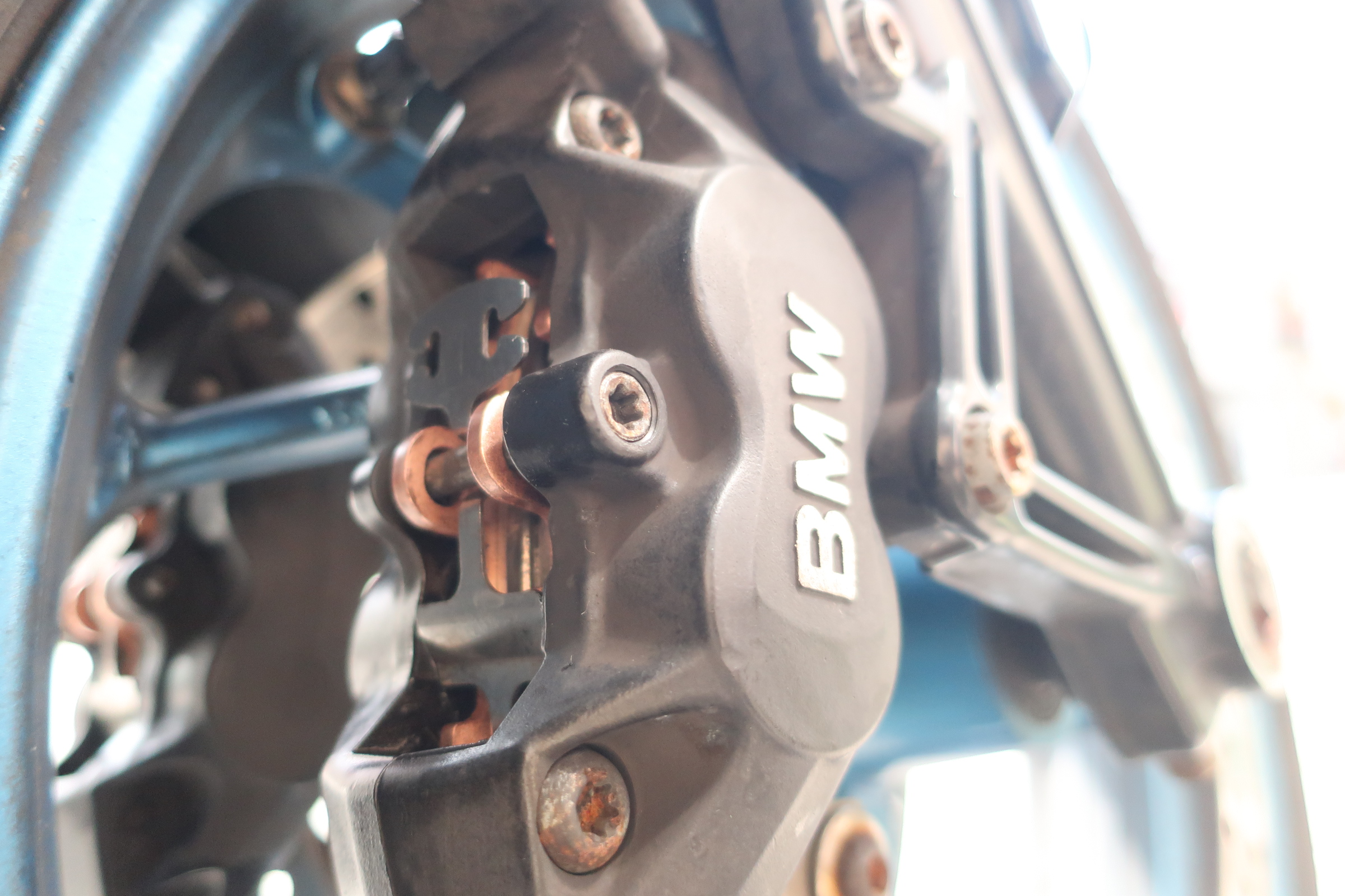 BMW K1200Sブレーキパッド交換作業工程 他の車種にも参考に！自分でやれば安くなる！簡単整備メンテナンス！BMW Motorrad