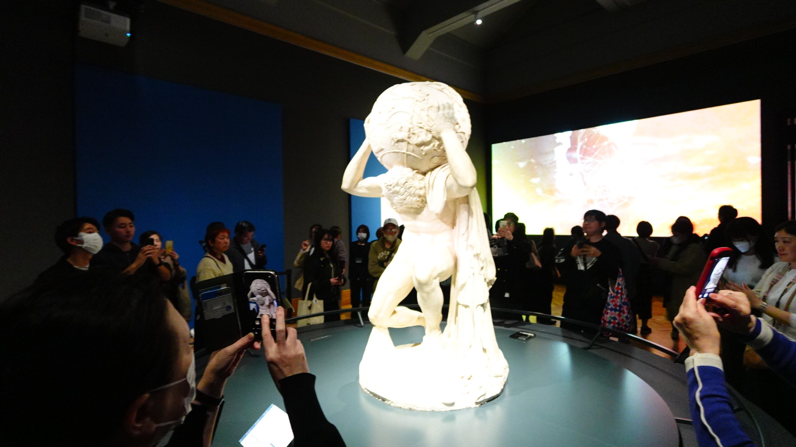 西暦2世紀のローマ時代に大理石で模刻されたもので、高さ193cm、直径102cmの巨大な天球儀を背負うアトラス像