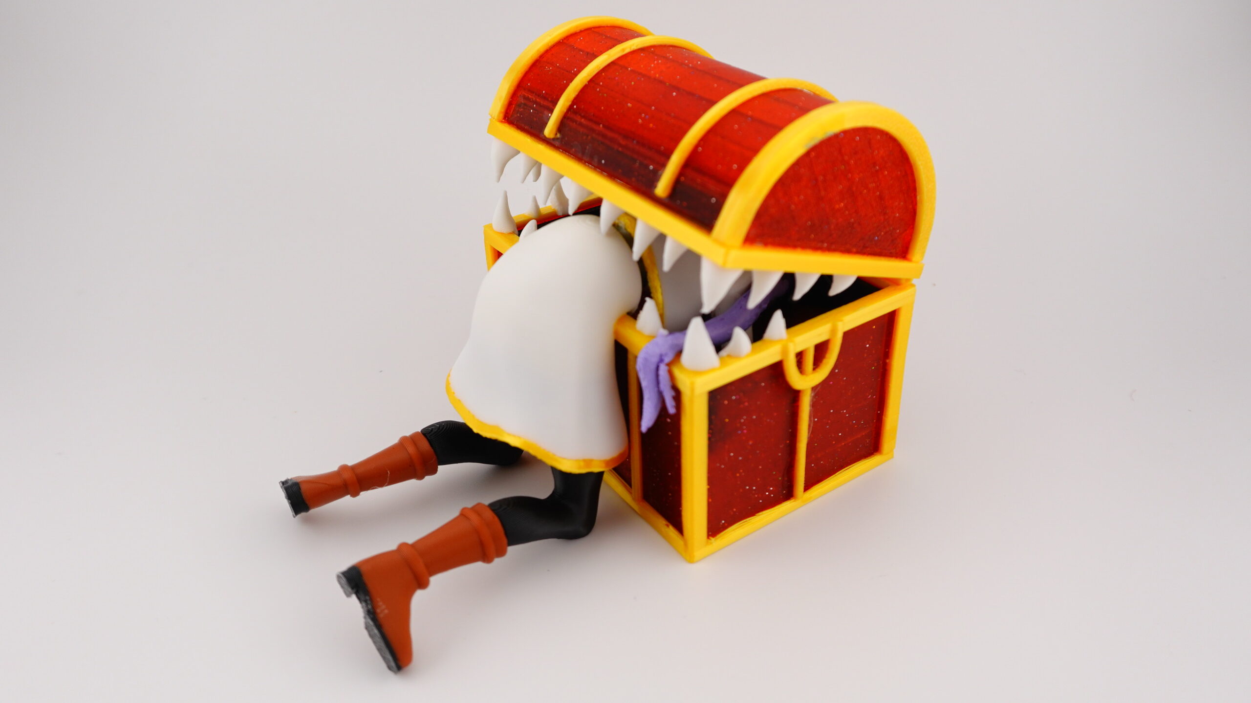 3Dプリントで「葬送のフリーレン」のあの有名な“ミミックに食べられるフリーレン”シーンを再現した作品、ユーモアとクオリティの高さが伝わります。