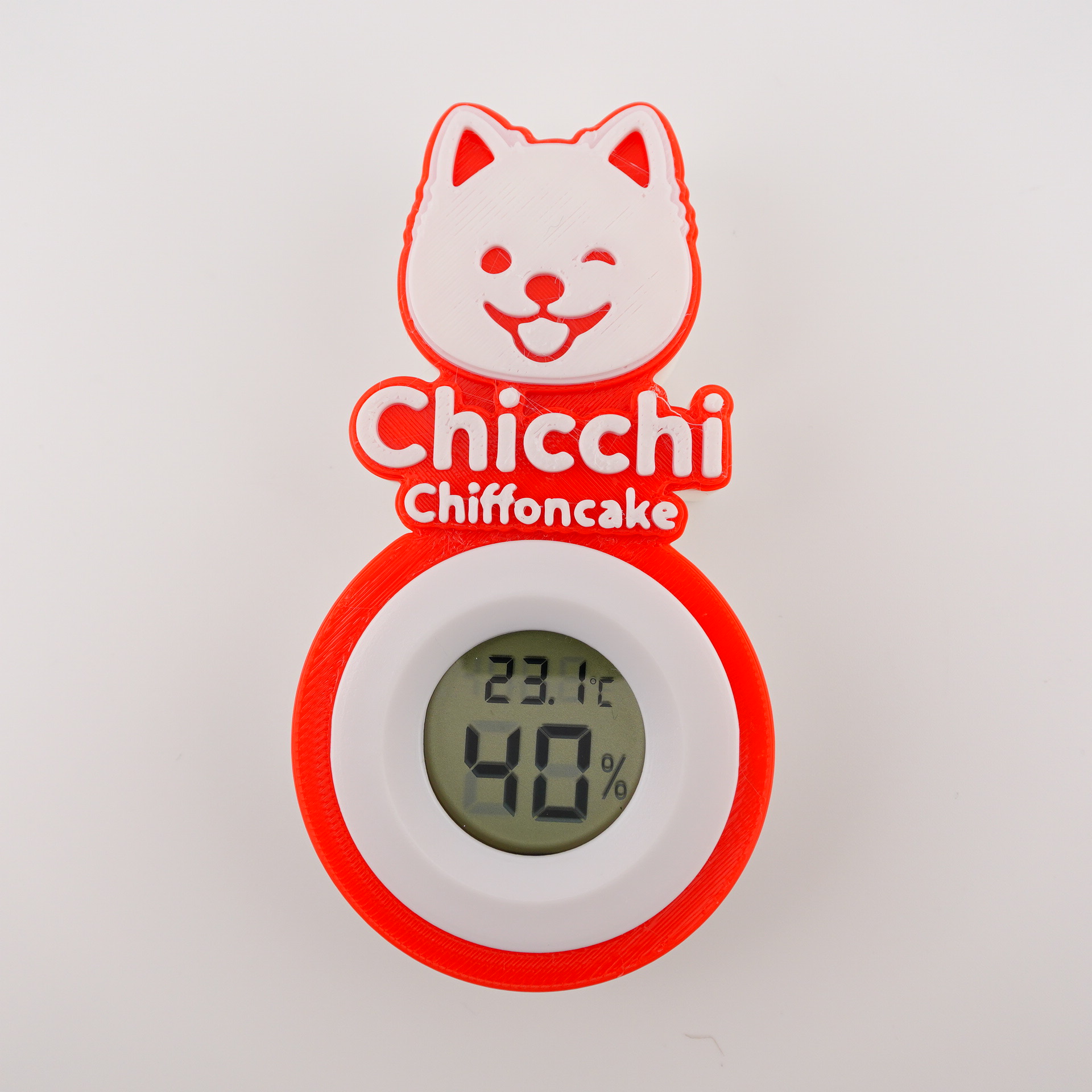 【3Dプリンター活用】シフォンケーキ店「チッチ」のキーホルダーを実用的な「温湿度計付き冷蔵庫マグネット」に大改造！