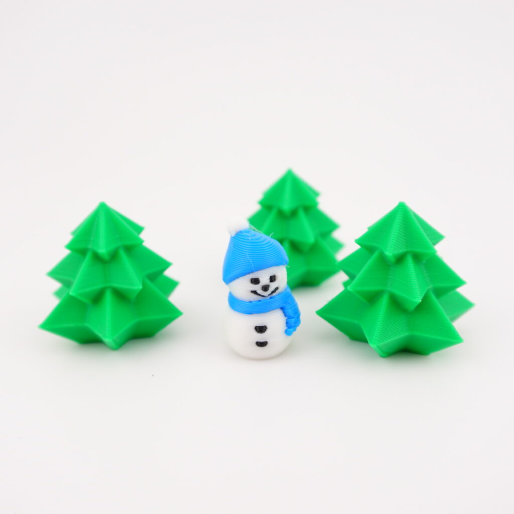 【3Dプリント】デスクに小さな冬が到来！かわいい雪だるまとモミの木を作ってみました
