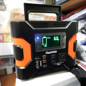 FlashFish ポータブル電源 大容量 81000mAh/300Wh AC(330W 瞬間最大380W) DC(168W) 家庭用蓄電池 タッチボタン設計 小型発電機 USB出力 純正弦波 急速充電QC3.0 Type-C搭載 三つの充電方法 ソーラー充電 ポータブルバッテリー キャンプ 車中泊 地震 台風 防災グッズや停電にも安心